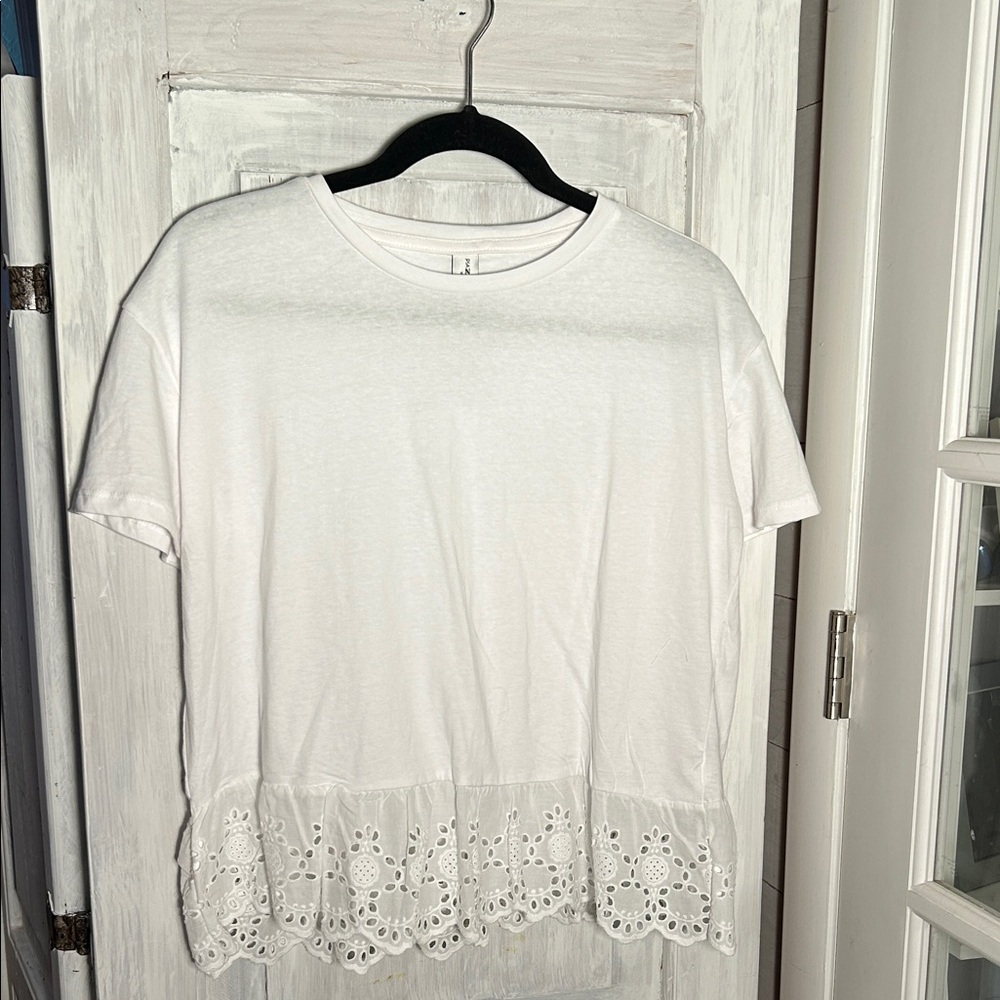 Chic White Eyelet Hem Short Sleeve Top